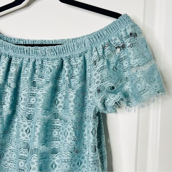 Lily White Women's Blue Lace Off The Shoulder Top in Size Medium Lined - Picture 2 of 7